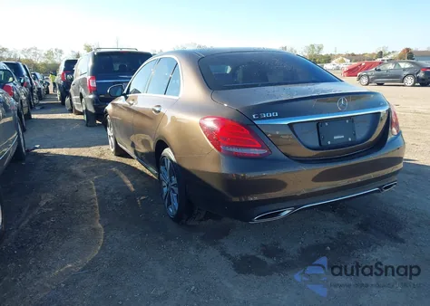 2015 Mercedes-Benz C 300 4Matic из США, поврежденный, VIN 55SWF4KB5FU081763